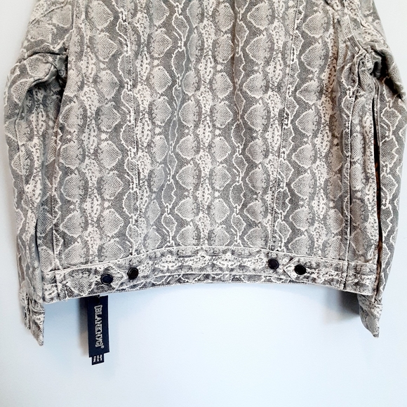 New BLANK NYC 'Snake Along' Soft Denim Jacket - Picture 8 of 12